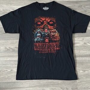 STRANGER THINGS MEDUIM MENS/UNISEX
GRAPHIC TEE NETFLIX STRANGER THINGS TAG NWOT